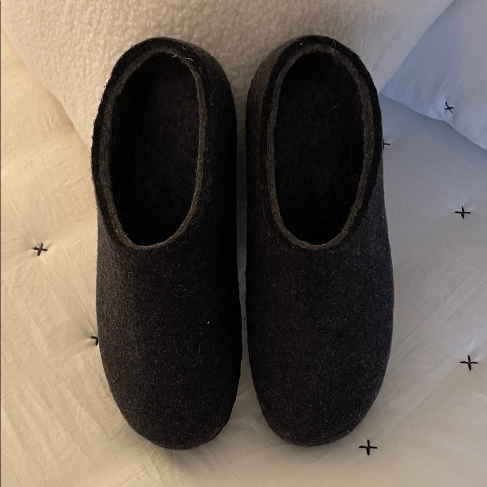 Woman’s Tova Clogs, Wool/Wool blend.
 size 39 us 81/2.
Charcoal Gray.
